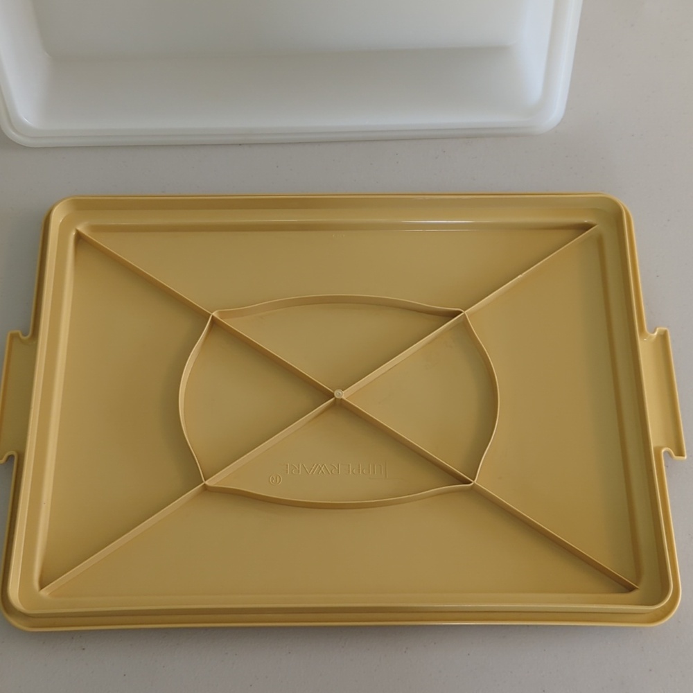 Tupperware Cake Carrier - Picture 6 of 8